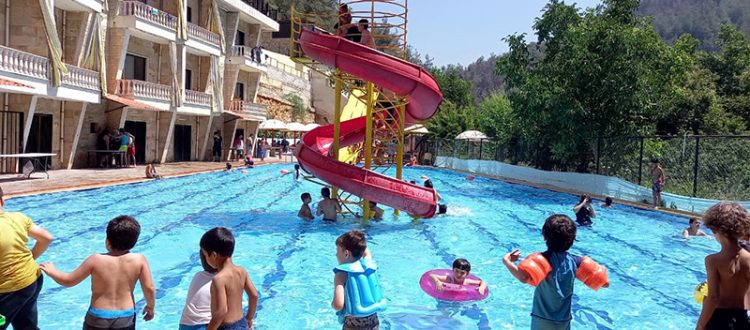 رحلة مائية لطلاب 