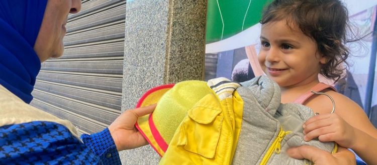 توزيع أحذية و ملابس شتوية مع اقتراب فصل الشتاء على المستحقين في طرابلس