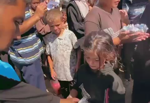 طبخ وتوزيع وجبات الطعام على الأيتام والنازحين في غزة - فيديو توثيقي 84 من حملة طوفان الأمل