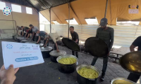 فيديو 207 من حملة طوفان الأمل: توزيع 12 قدرًا من الأرز الساخن على أهلنا في غزة بدعم من Sestre u HAJRU