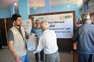 جولة على مخيمات النازحين في البقاع وتقديم المساعدات بالتعاون مع IHH-003