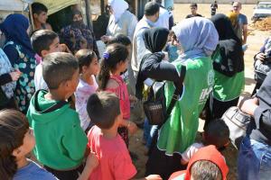 جولة على مخيمات النازحين في البقاع وتقديم المساعدات بالتعاون مع IHH-006