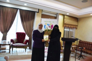 "حنايا" تكرّم د. نهى قاطرجي على جهودها في مجال نصرة قضايا المرأة المسلمة والحفاظ على الأسرة المسلمة