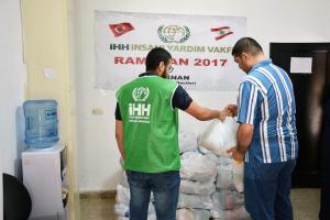 توزيع 200 طرد غذائي ضمن المرحلة الثالثة بالتعاون مع IHH-001