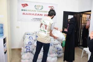 توزيع 200 طرد غذائي ضمن المرحلة الثالثة بالتعاون مع IHH-004