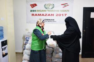 توزيع 200 طرد غذائي ضمن المرحلة الثالثة بالتعاون-006