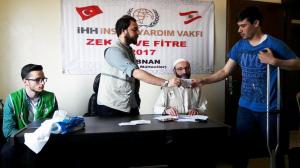 توزيع 400 طرد غذائي في البيرة بالتعاون مع IHH-002