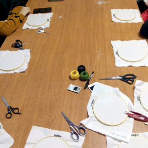 أنامل رقيقة.. دورة تطريز على الطارة للشابات في طرابلس