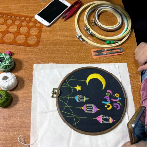 أنامل رقيقة.. دورة تطريز على الطارة للشابات في طرابلس