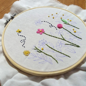 أنامل رقيقة.. دورة تطريز على الطارة للشابات في طرابلس