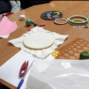 أنامل رقيقة.. دورة تطريز على الطارة للشابات في طرابلس