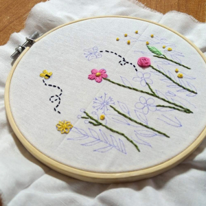 أنامل رقيقة.. دورة تطريز على الطارة للشابات في طرابلس