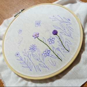 أنامل رقيقة.. دورة تطريز على الطارة للشابات في طرابلس