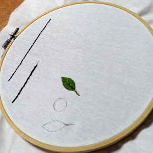 أنامل رقيقة.. دورة تطريز على الطارة للشابات في طرابلس