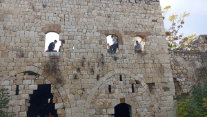 رحلة ترفيهية تربوية لطلاب نادي الفرقان الشتوي في طرابلس إلى قلعة بربر آغا التاريخية