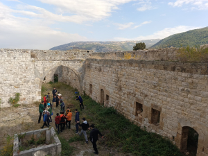 رحلة ترفيهية تربوية لطلاب نادي الفرقان الشتوي في طرابلس إلى قلعة بربر آغا التاريخية
