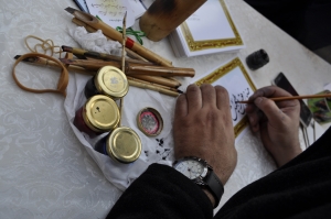 الخط العربي: تخطيط بطاقات بحسب ما يطلبه الحاضرون، مع الخطاط أ. محمد بلح خلال مهرجان "ربيع النور".. نشاط عائلي ترفيهي في طرابلس ضمن فعاليات "سنّته حياة"