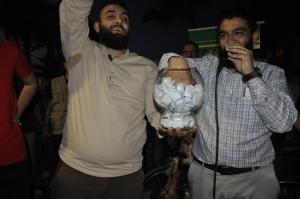 سحب قرعة بين المشاركين في المسابقة على دراجة هوائية وتسليمها للفائز خلال مهرجان "ربيع النور".. نشاط عائلي ترفيهي في طرابلس ضمن فعاليات "سنّته حياة"