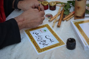 الخط العربي: تخطيط بطاقات بحسب ما يطلبه الحاضرون، مع الخطاط أ. محمد بلح خلال مهرجان "ربيع النور".. نشاط عائلي ترفيهي في طرابلس ضمن فعاليات "سنّته حياة"