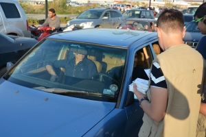 حواجز محبّة وزّع فيها على السيارات: مطويات وكتيّبات من وحي المناسبة/ دعاء الركوب/ ضيافة/ هدايا للأولاد. خلال مهرجان "ربيع النور"