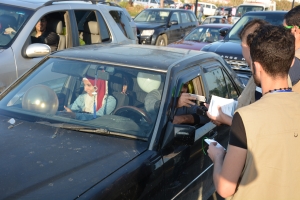 حواجز محبّة وزّع فيها على السيارات: مطويات وكتيّبات من وحي المناسبة/ دعاء الركوب/ ضيافة/ هدايا للأولاد. خلال مهرجان "ربيع النور"