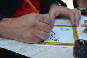 الخط العربي: تخطيط بطاقات بحسب ما يطلبه الحاضرون، مع الخطاط أ. محمد بلح خلال مهرجان "ربيع النور".. نشاط عائلي ترفيهي في طرابلس ضمن فعاليات "سنّته حياة"