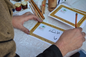 الخط العربي: تخطيط بطاقات بحسب ما يطلبه الحاضرون، مع الخطاط أ. محمد بلح خلال مهرجان "ربيع النور".. نشاط عائلي ترفيهي في طرابلس ضمن فعاليات "سنّته حياة"
