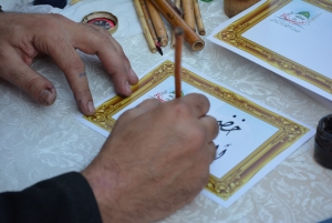 الخط العربي: تخطيط بطاقات بحسب ما يطلبه الحاضرون، مع الخطاط أ. محمد بلح خلال مهرجان "ربيع النور".. نشاط عائلي ترفيهي في طرابلس ضمن فعاليات "سنّته حياة"
