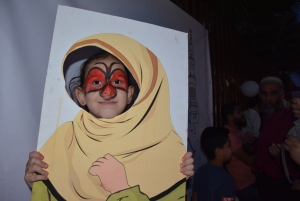 التقاط الصور للفتيات مع الحجاب خلال مهرجان "ربيع النور".. نشاط عائلي ترفيهي في طرابلس ضمن فعاليات "سنّته حياة"