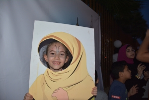 التقاط الصور للفتيات مع الحجاب خلال مهرجان "ربيع النور".. نشاط عائلي ترفيهي في طرابلس ضمن فعاليات "سنّته حياة"