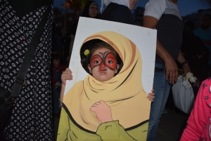 التقاط الصور للفتيات مع الحجاب خلال مهرجان "ربيع النور".. نشاط عائلي ترفيهي في طرابلس ضمن فعاليات "سنّته حياة"