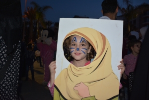 التقاط الصور للفتيات مع الحجاب خلال مهرجان "ربيع النور".. نشاط عائلي ترفيهي في طرابلس ضمن فعاليات "سنّته حياة"