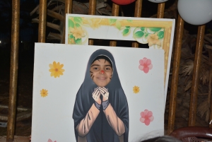 التقاط الصور للفتيات مع الحجاب خلال مهرجان "ربيع النور".. نشاط عائلي ترفيهي في طرابلس ضمن فعاليات "سنّته حياة"