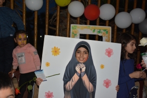 التقاط الصور للفتيات مع الحجاب خلال مهرجان "ربيع النور".. نشاط عائلي ترفيهي في طرابلس ضمن فعاليات "سنّته حياة"