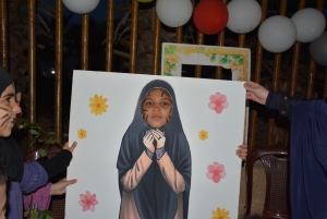 التقاط الصور للفتيات مع الحجاب خلال مهرجان "ربيع النور".. نشاط عائلي ترفيهي في طرابلس ضمن فعاليات "سنّته حياة"