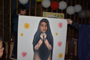 التقاط الصور للفتيات مع الحجاب خلال مهرجان "ربيع النور".. نشاط عائلي ترفيهي في طرابلس ضمن فعاليات "سنّته حياة"