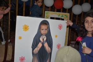 التقاط الصور للفتيات مع الحجاب خلال مهرجان "ربيع النور".. نشاط عائلي ترفيهي في طرابلس ضمن فعاليات "سنّته حياة"