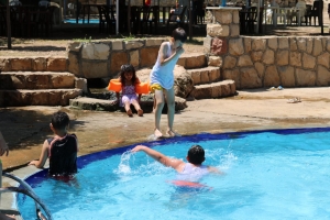 رحلة مائية إلى عيون السمك لطلاب عالم الفرقان في طرابلس