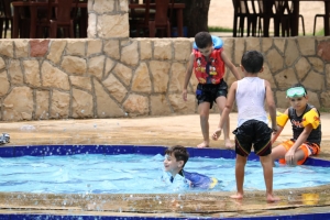 رحلة مائية إلى عيون السمك لطلاب عالم الفرقان في طرابلس