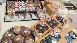 حياكة أمل.. معرض فني للعلاقات النسائية في طرابلس نصرة لأهلنا في غزة