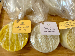 حياكة أمل.. معرض فني للعلاقات النسائية في طرابلس نصرة لأهلنا في غزة