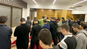جرعةٌ إيمانية وروحٌ شبابية.. سهرة إيمانية ونشاط رياضي للشباب في بيروت