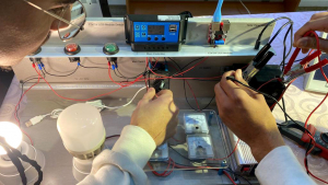 دورة تدريب مهنية في مبادئ وأساسيات الكهرباء نظّمها المنتدى الشبابي في بيروت مع المهندس عمر برجاوي