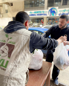 صنائع المعروف.. توزيع وجبات الإفطار الباردة والسحور وحلو العيد على العائلات المستحقة في طرابلس