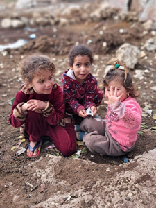 ملاذ 24 - نشاط ترفيهي وتوزيع المواد غذائية والملابس وهدايا الأطفال لدعم الأسر المحتاجة في حبوش - النبطية