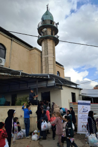 ملاذ 24 - نشاط ترفيهي وتوزيع المواد غذائية والملابس وهدايا الأطفال لدعم الأسر المحتاجة في حبوش - النبطية