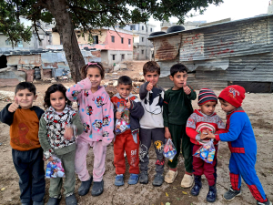 ملاذ 24 - نشاط ترفيهي وتوزيع المواد غذائية والملابس وهدايا الأطفال لدعم الأسر المحتاجة في حبوش - النبطية