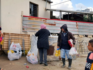 ملاذ 24 - نشاط ترفيهي وتوزيع المواد غذائية والملابس وهدايا الأطفال لدعم الأسر المحتاجة في حبوش - النبطية