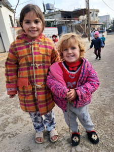 ملاذ 24 - نشاط ترفيهي وتوزيع المواد غذائية والملابس وهدايا الأطفال لدعم الأسر المحتاجة في حبوش - النبطية