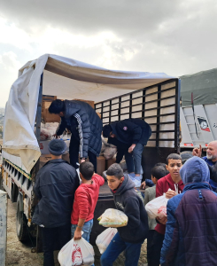 ملاذ 24 - نشاط ترفيهي وتوزيع المواد غذائية والملابس وهدايا الأطفال لدعم الأسر المحتاجة في حبوش - النبطية